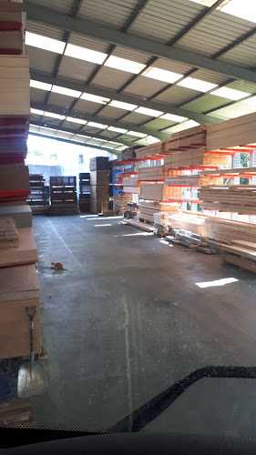 Fotografia tomada fuera de Maderas Emilio Carrera - Almacén en Bricia, Asturias