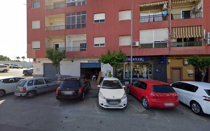 Fotografia tomada fuera de Díaz Fornieles Hermanos S.L. - Carpintería metálica y de aluminio en Huércal de Almería, Almería