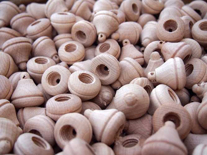 Fotografia tomada fuera de Torneria Grismar - Treballador de la fusta en Sant Pere de Torelló, Barcelona