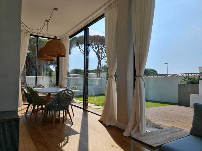 Fotografia tomada fuera de Carpinteria de PVC y Aluminios El Cubo - Carpintería metálica y de aluminio en Sanlúcar de Barrameda, Cádiz