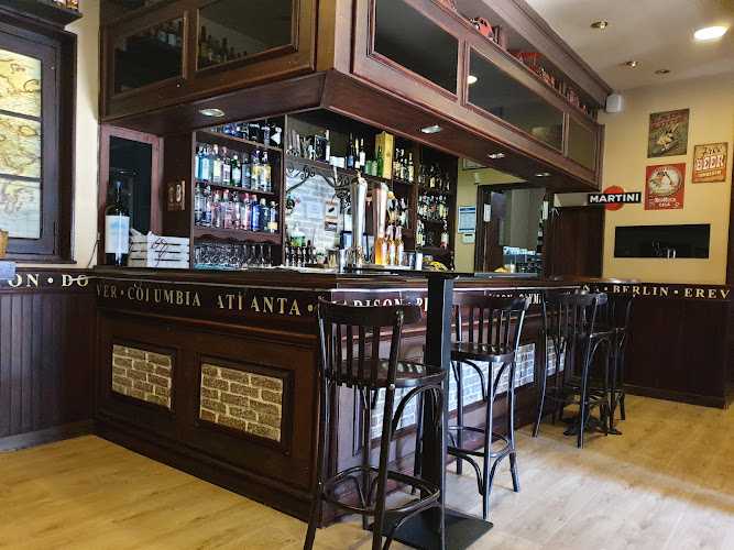 Fotografia tomada fuera de Café Bar Ánfora - bares en San Juan de la Arena, Asturias