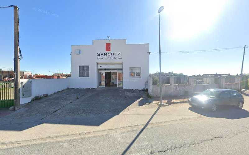 Fotografia tomada fuera de PUERTAS METÁLICAS SÁNCHEZ,S.L. - Fábrica de puertas en Peñaranda de Bracamonte, Salamanca