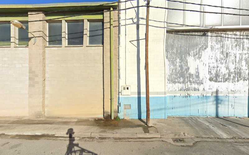 Fotografia tomada fuera de Fustes Oliveras - Fusteria en Fornells de la Selva, Girona