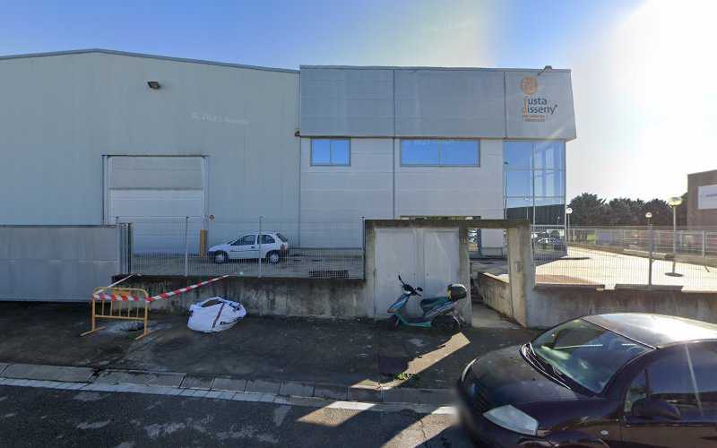 Fotografia tomada fuera de Fustes Oliveras - Establecimiento de venta de madera en Girona, Girona