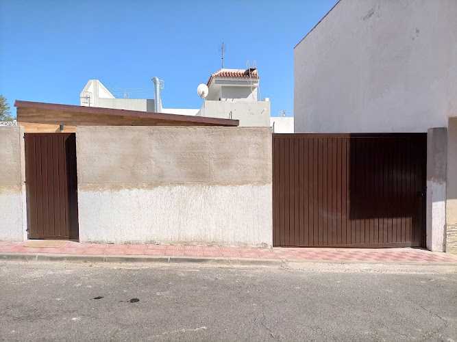 Fotografia tomada fuera de Cerrajería y Aluminios Nauzet - Carpintería metálica y de aluminio en Guargacho, Santa Cruz de Tenerife