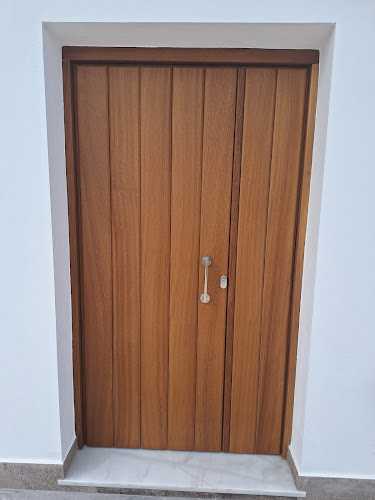 Fotografia tomada fuera de Carpintería Mosan - Tienda de suministros para trabajar la madera en Conil de la Frontera, Cádiz