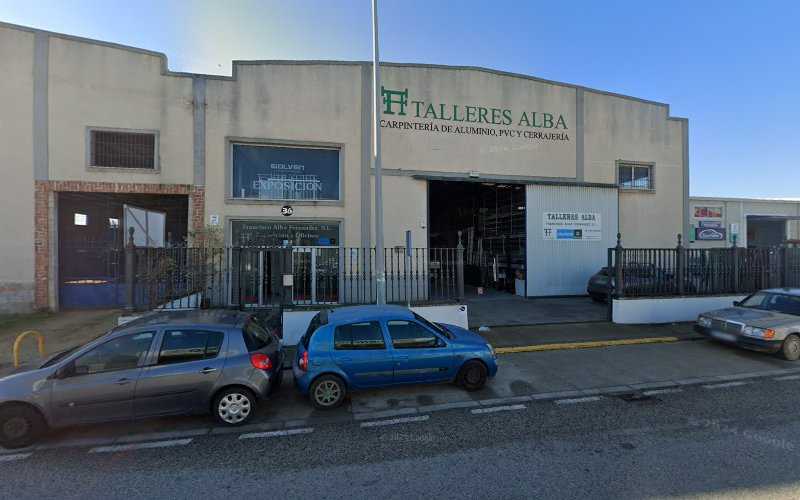 Fotografia tomada fuera de Talleres Alba. Carpintería de aluminio. Exposicion Y Oficinas - Carpintería en Conil de la Frontera, Cádiz