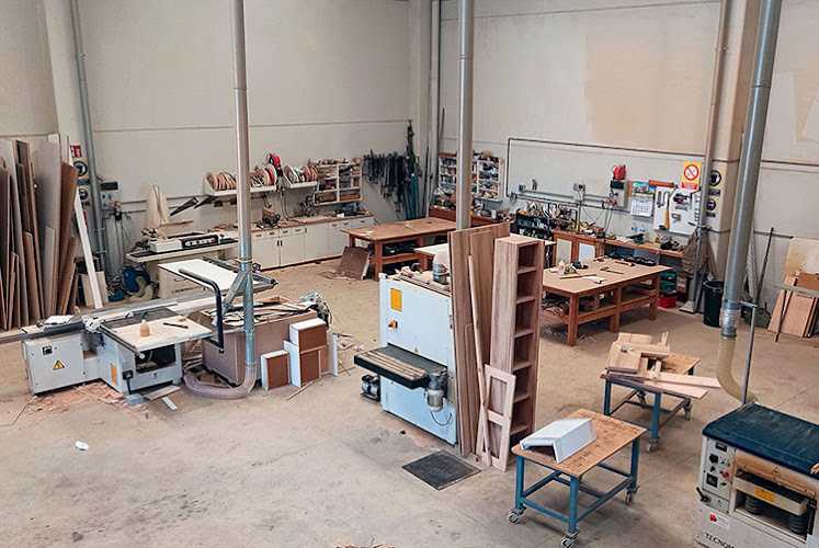 Fotografia tomada fuera de Fusteria Rovirafusters - Carpintería en Torredembarra, Tarragona