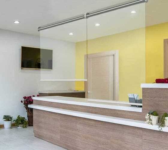 Fotografia tomada fuera de Alumadhi | Automatismos Fuengirola - Carpintería metálica y de aluminio en Fuengirola, Málaga