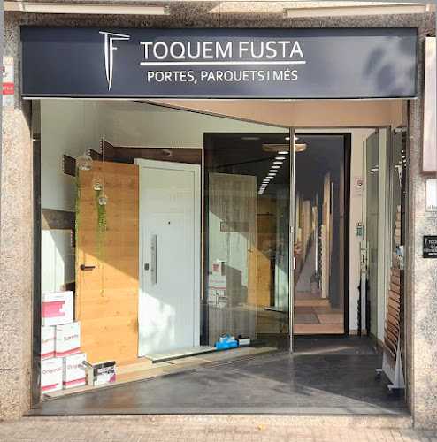 Fotografia tomada fuera de Puertas y Parquets Toquem Fusta - Carpintería en Vallirana, Barcelona