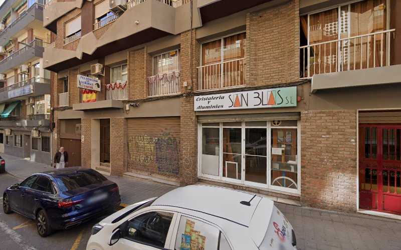 Fotografia tomada fuera de Cristalería y Carpintería San Blas - Carpintería en Alicante, Alicante