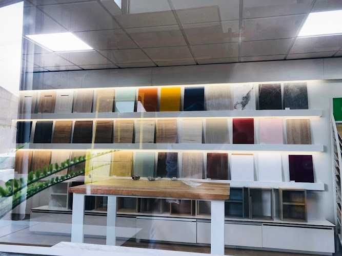 Fotografia tomada fuera de Decorama Industrial - Fábrica de puertas en Alicante, Alicante