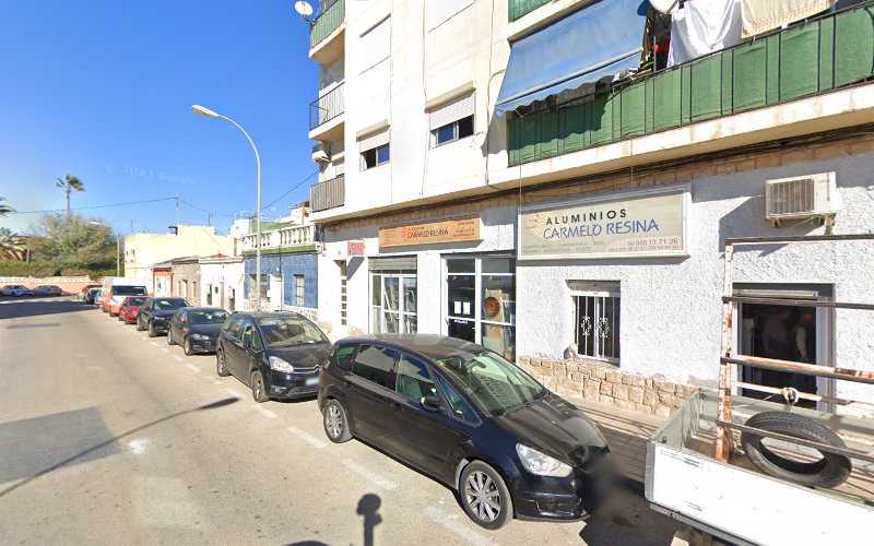 Fotografia tomada fuera de ALUMINIOS CARMELO RESINA - Carpintería metálica y de aluminio en Alicante, Alicante