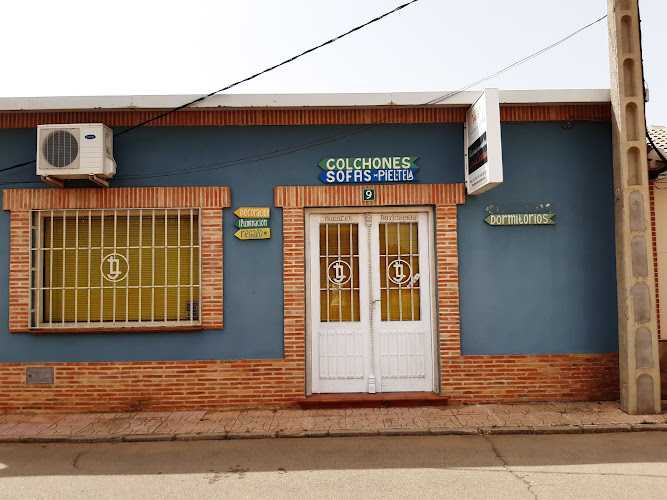 Fotografia tomada fuera de Carpintería Javier Fernández El Robledo - Carpintería en El Robledo, Ciudad Real