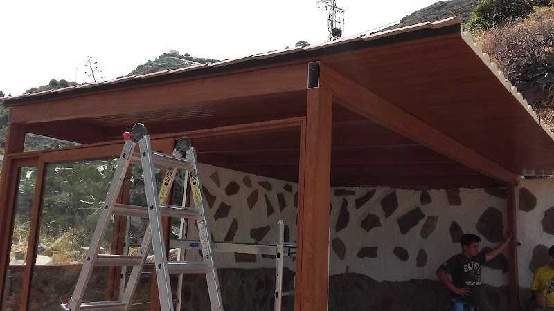 Fotografia tomada fuera de Aluminios Cathalux - Carpintería metálica y de aluminio en San Isidro, Las Palmas