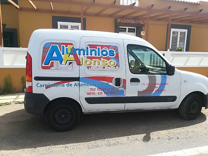 Fotografia tomada fuera de Aluminios Alonso - Carpintería metálica y de aluminio en Puerto de Sardina, Las Palmas