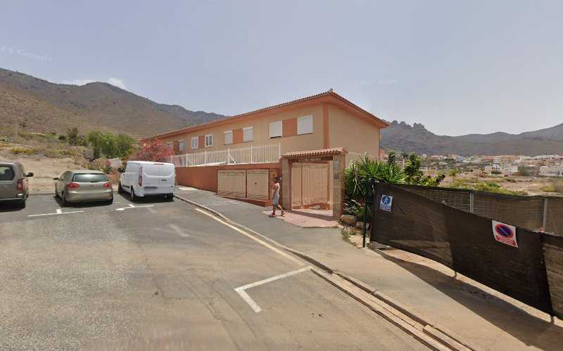 Fotografia tomada fuera de Carpintero de Ribera. Ricardo Rousseaux - Tienda de armarios en Adeje, Santa Cruz de Tenerife